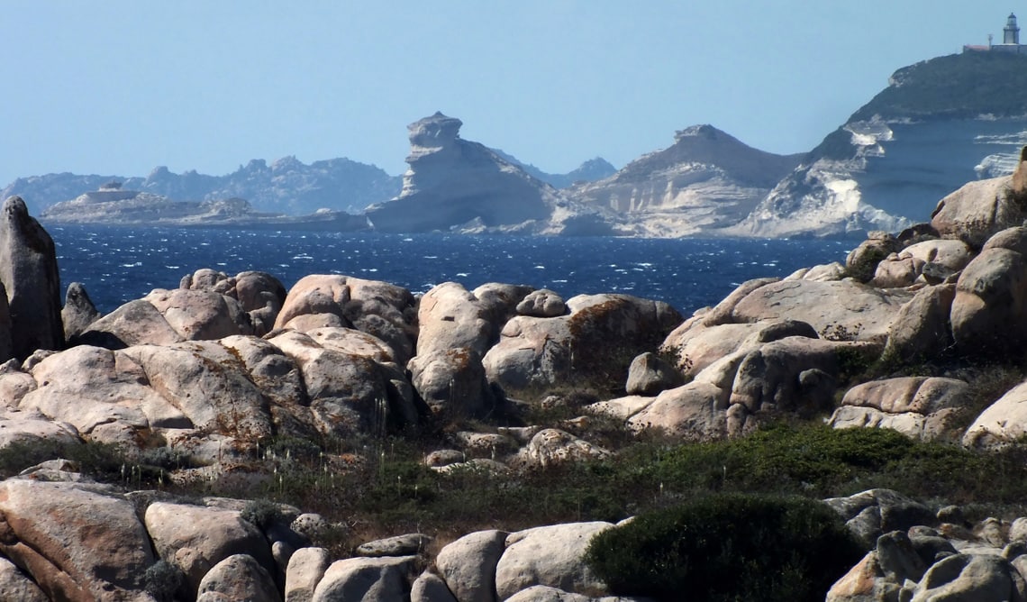 Ruige-rotsen-in-Zuid-Corsica-met-vuurtoren