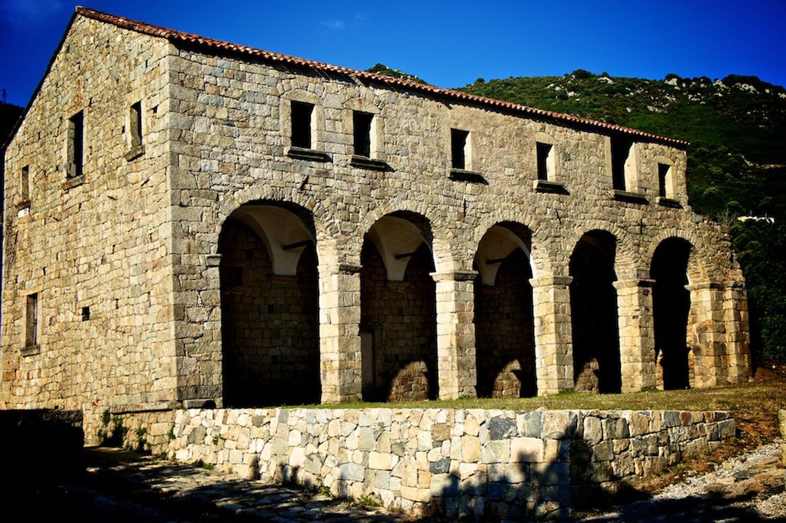 Saint-Lucie-de-Tallano-Corsica-bijzonder-gebouw