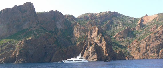 Schip-bij-Porto-natuur-in-Corsica