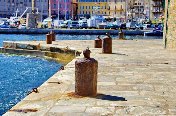 Sfeerfoto-palen-in-Vieux-Port-Bastia