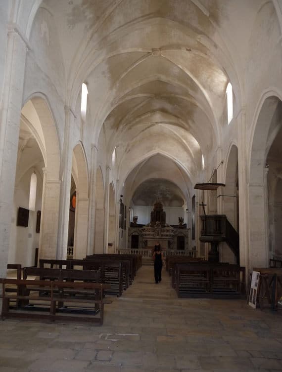 St-Dominique-binnenkant-kerk