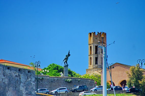 St-Dominique-kerk-Bonifacio-met-plein