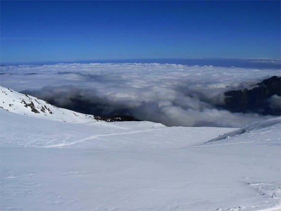 Uitzicht-bergen-met-sneeuw-op-Corsica