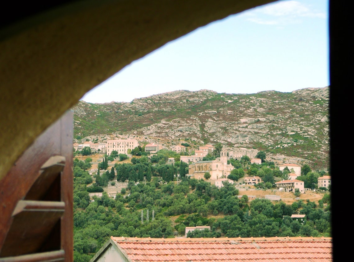 Uitzicht-vakantiehuisje-op-Corsica