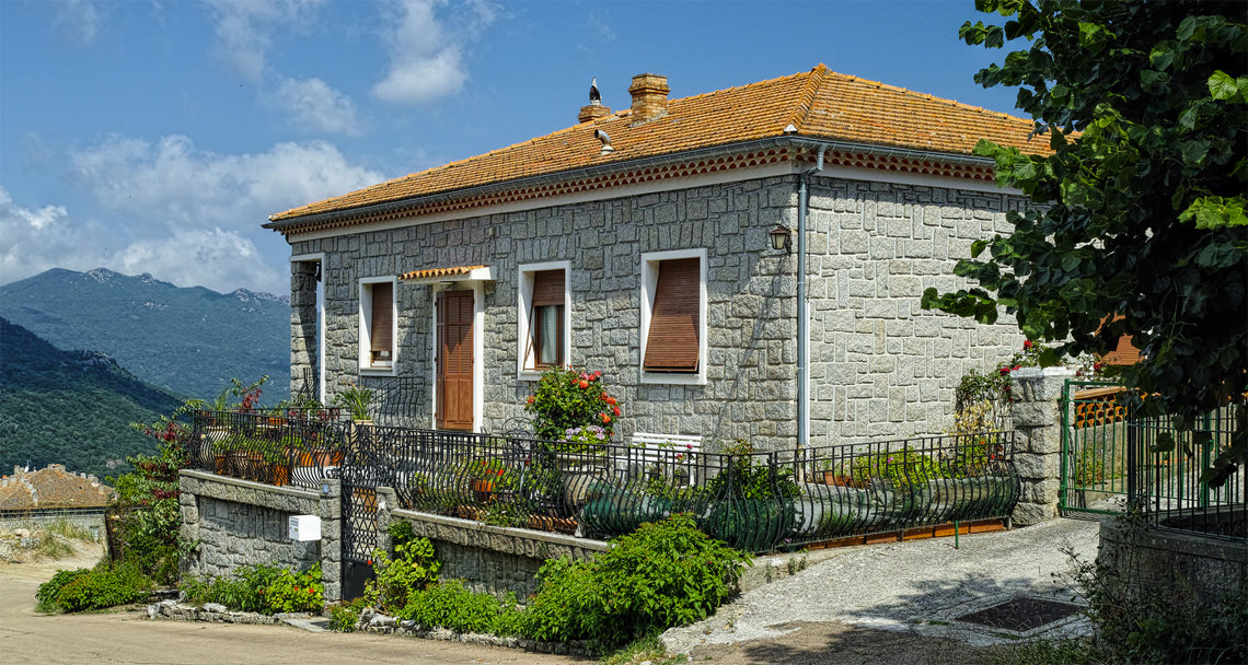 Vakantiehuisje-in-de-bergen-op-Corsica