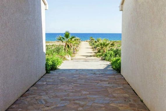Vakantiepark-Residence-A-Nuciola-Cervione-Corsica-pad-naar-het-strand
