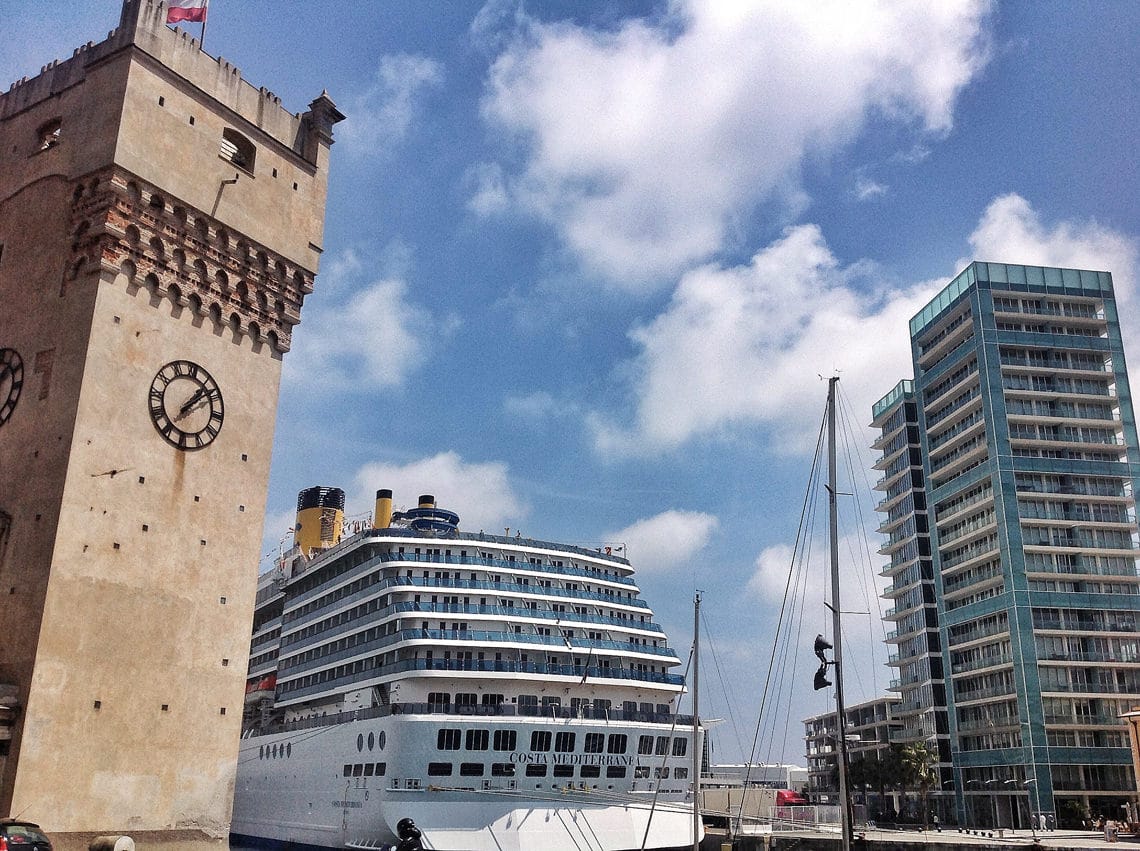 Veerboot-onder-toren-haven-Savona