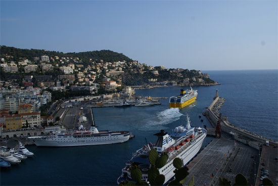 Veerboot-verlaat-haven-Nice-naar-Corsica