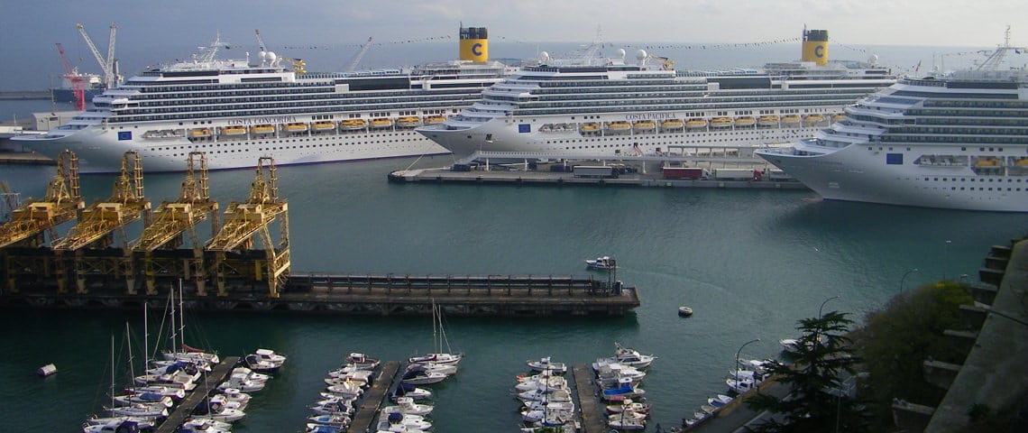 Veerboten-in-de-haven-van-Savona