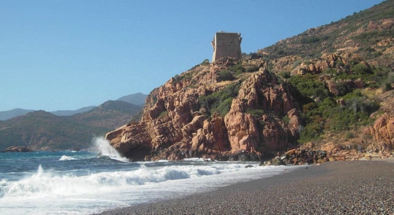 Verdedigingstoren-aan-de-kust-Corsica