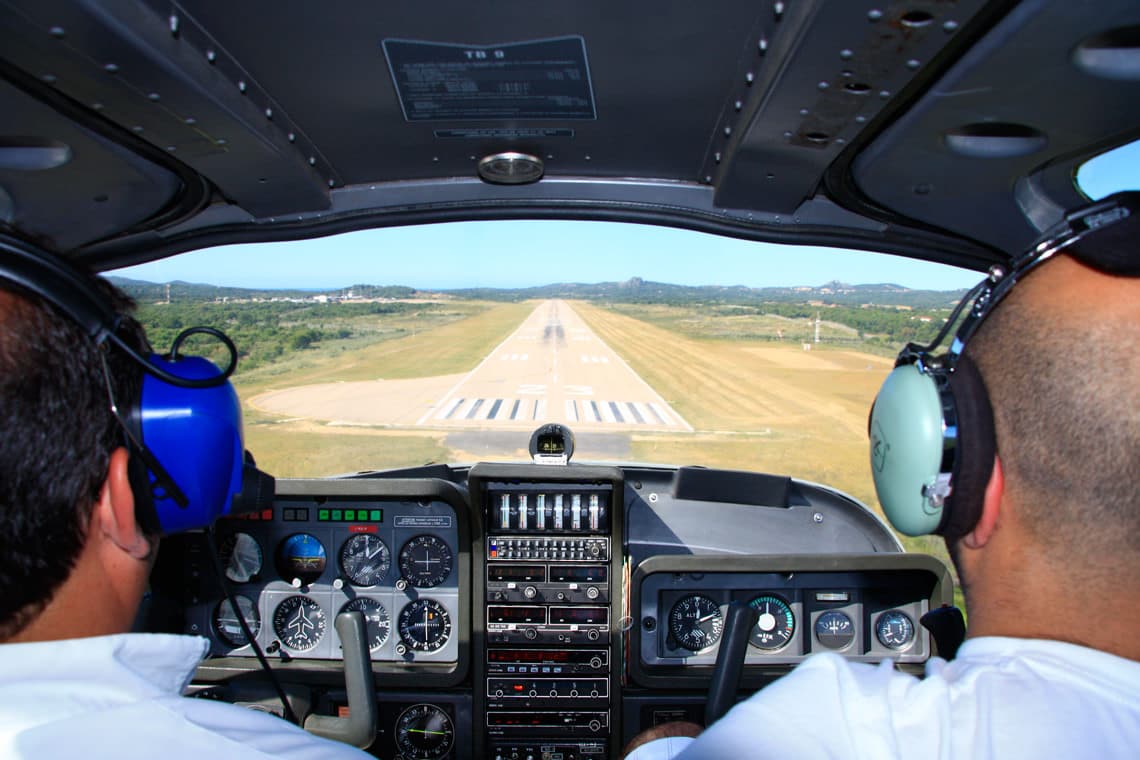 Vliegtuig-gaat-landen-op-Figari-Airport