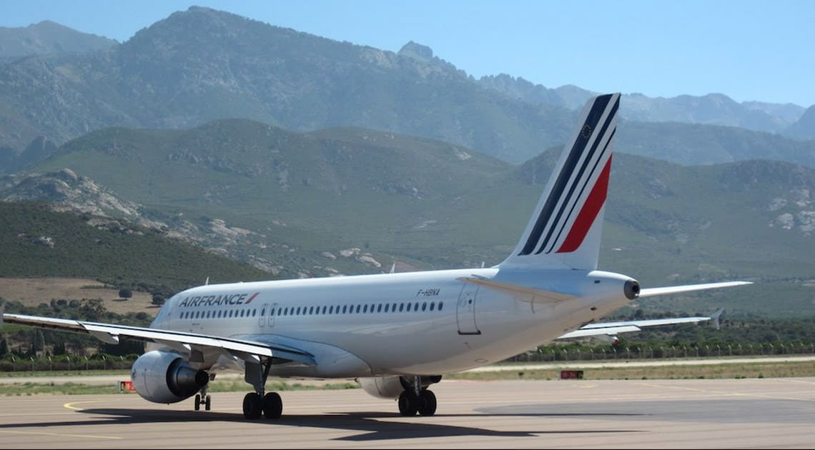 Vliegtuig-op-Calvi-Airport-v2