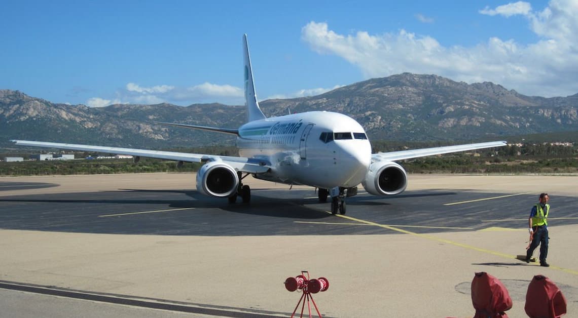 Vliegtuig-op-Calvi-Airport-v3