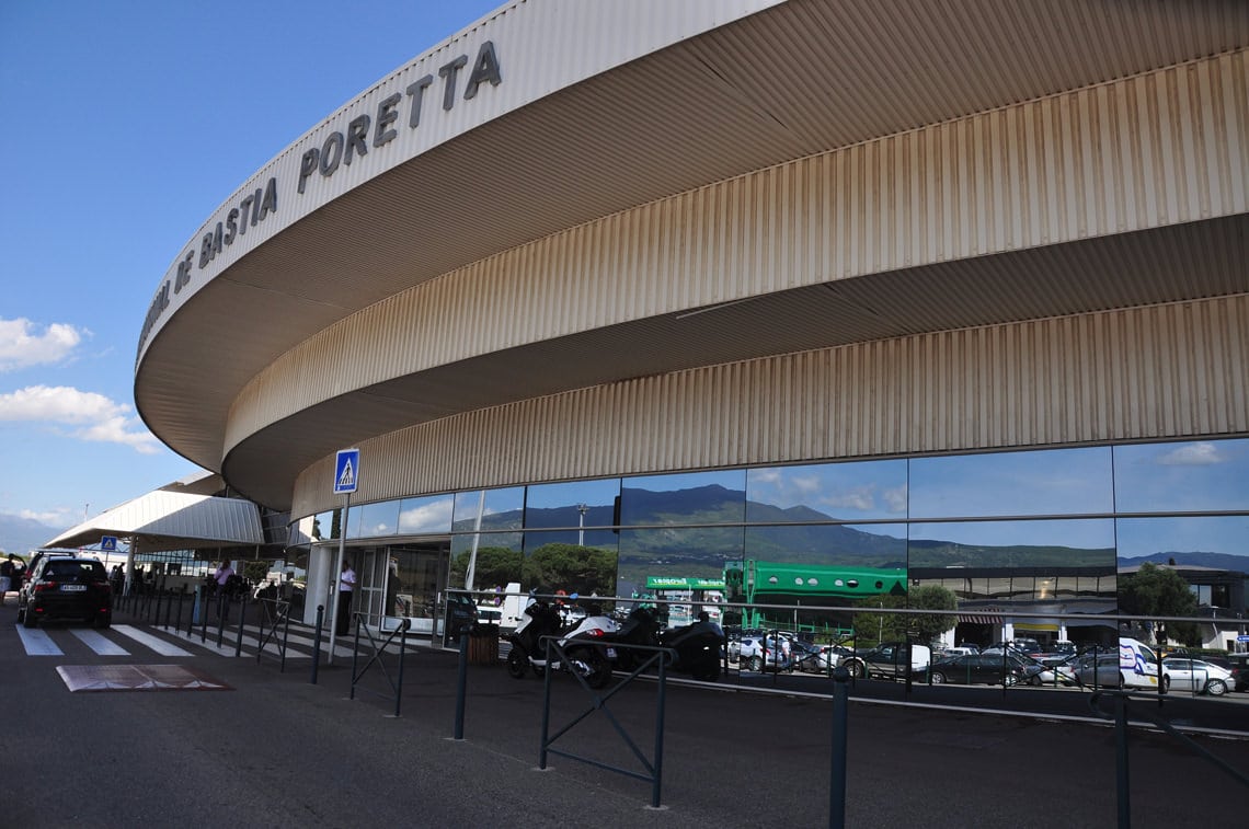 Vliegveld-Bastia-Poretta-zijaanzicht