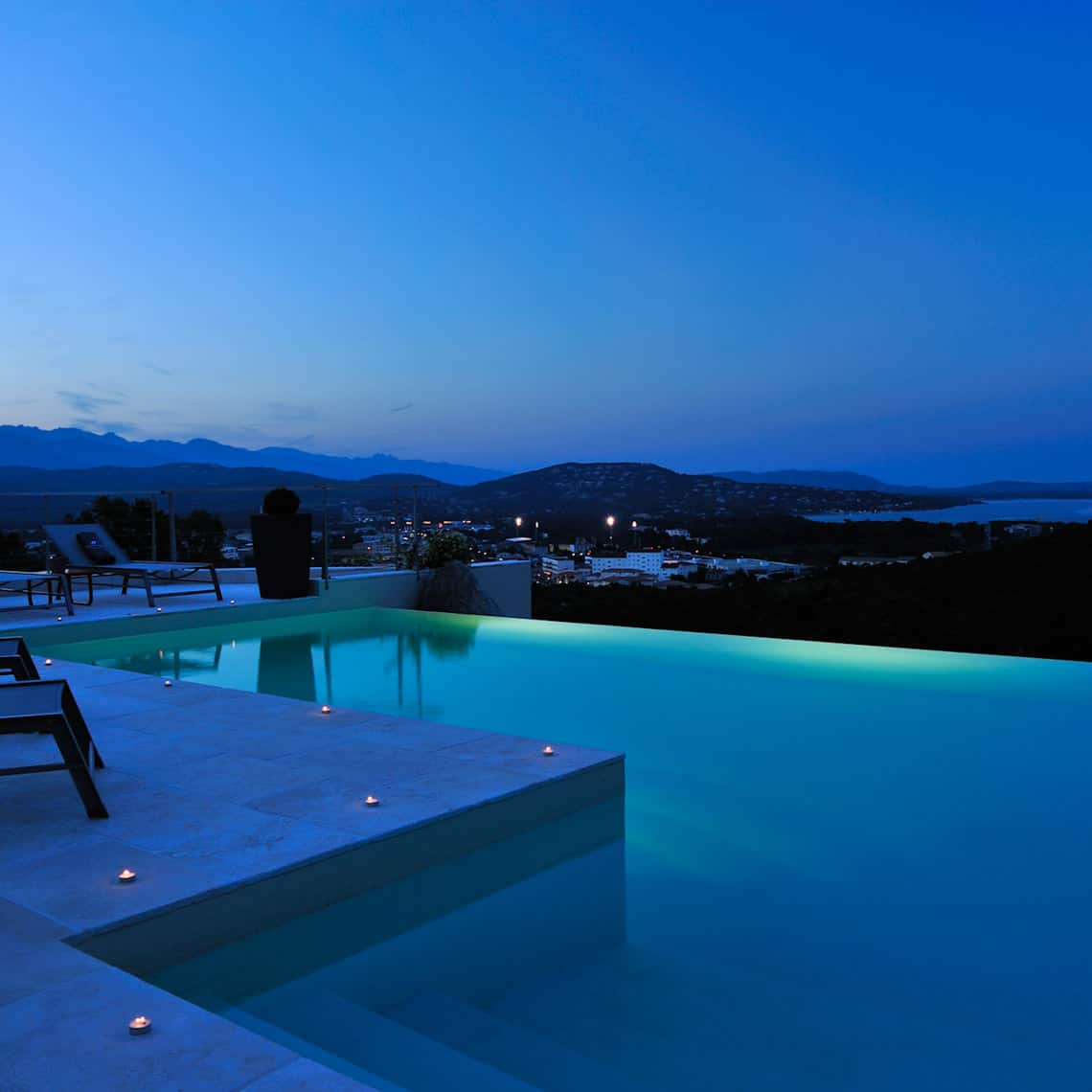 Zwembad-bij-vakantiehuisje-op-Corsica